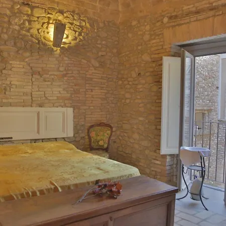 Palazzo Antico Nella Piazza Di * Montepagano