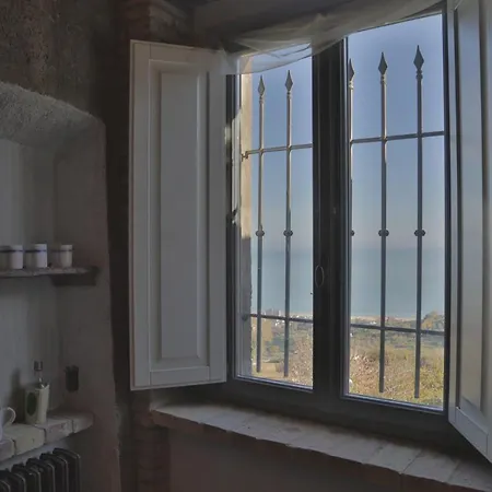 Palazzo Antico Nella Piazza Di * Montepagano