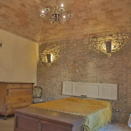 Palazzo Antico Nella Piazza Di Apartment *