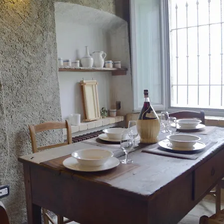 Palazzo Antico Nella Piazza Di *