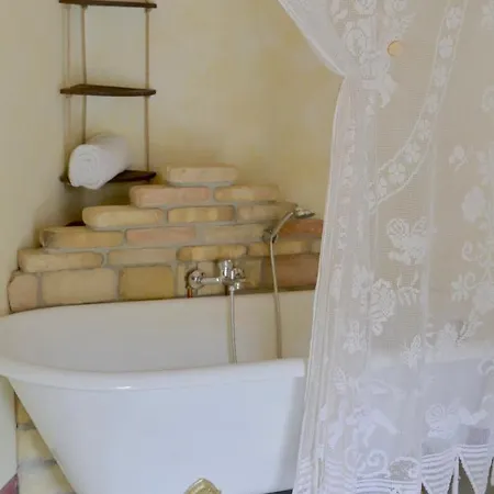 Palazzo Antico Nella Piazza Di * Montepagano