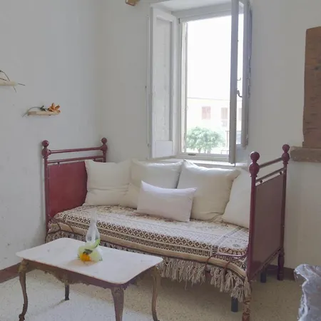 Palazzo Antico Nella Piazza Di Apartment