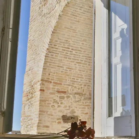 Palazzo Antico Nella Piazza Di * Montepagano