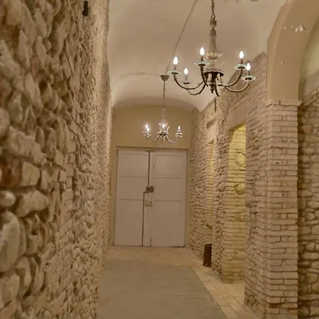 Palazzo Antico Nella Piazza Di
