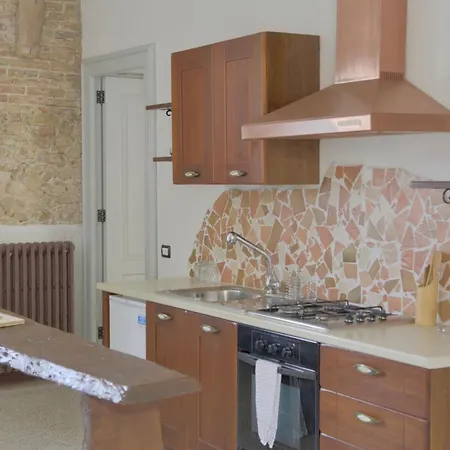 Palazzo Antico Nella Piazza Di Apartment