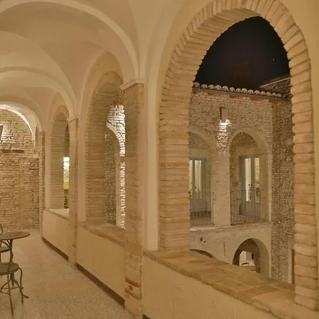 Palazzo Antico Nella Piazza Di Apartment *