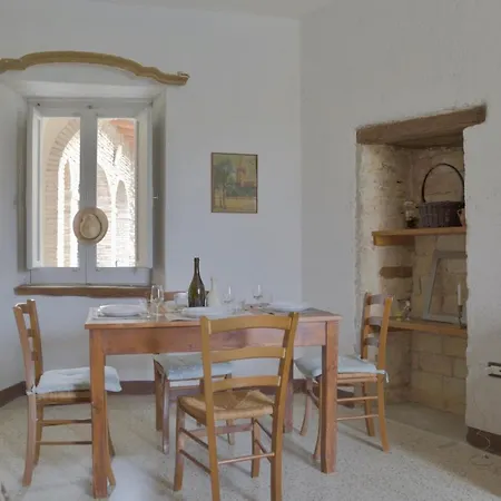 Palazzo Antico Nella Piazza Di * Montepagano