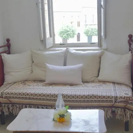 Palazzo Antico Nella Piazza Di Apartment