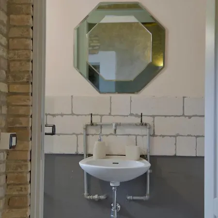 Palazzo Antico Nella Piazza Di * Montepagano