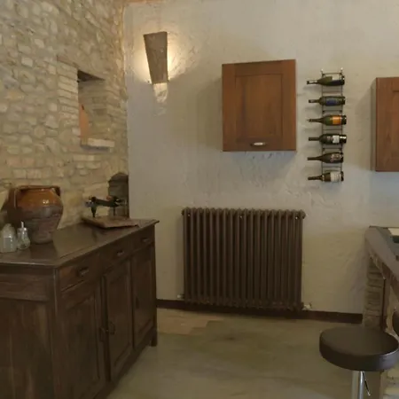 Palazzo Antico Nella Piazza Di Montepagano