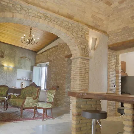 Palazzo Antico Nella Piazza Di Appartamento Montepagano