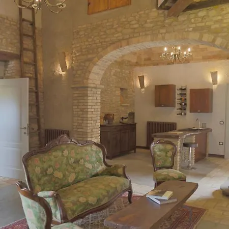 Palazzo Antico Nella Piazza Di Montepagano