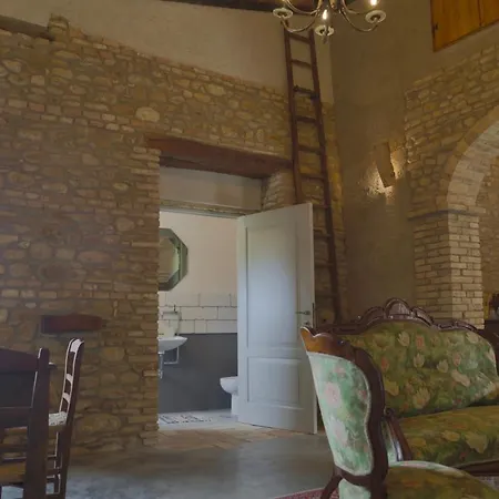 Palazzo Antico Nella Piazza Di Apartment