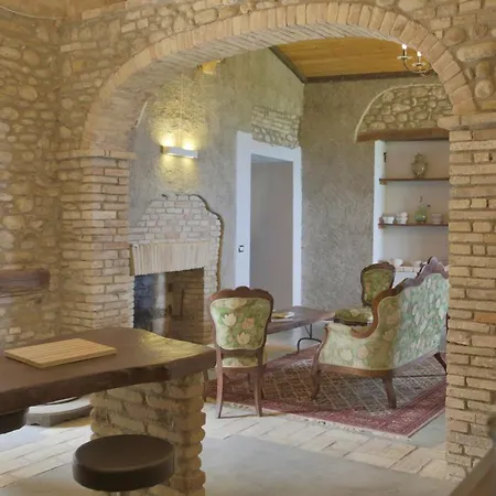 Palazzo Antico Nella Piazza Di Montepagano